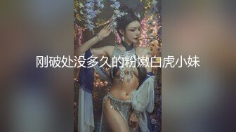 漂亮巨乳女友 爽不爽 爽好舒服 啊啊这样痛轻一点 皮肤白皙 在沙发被舔逼抠逼 无套输出 奶子哗哗 操的很舒坦